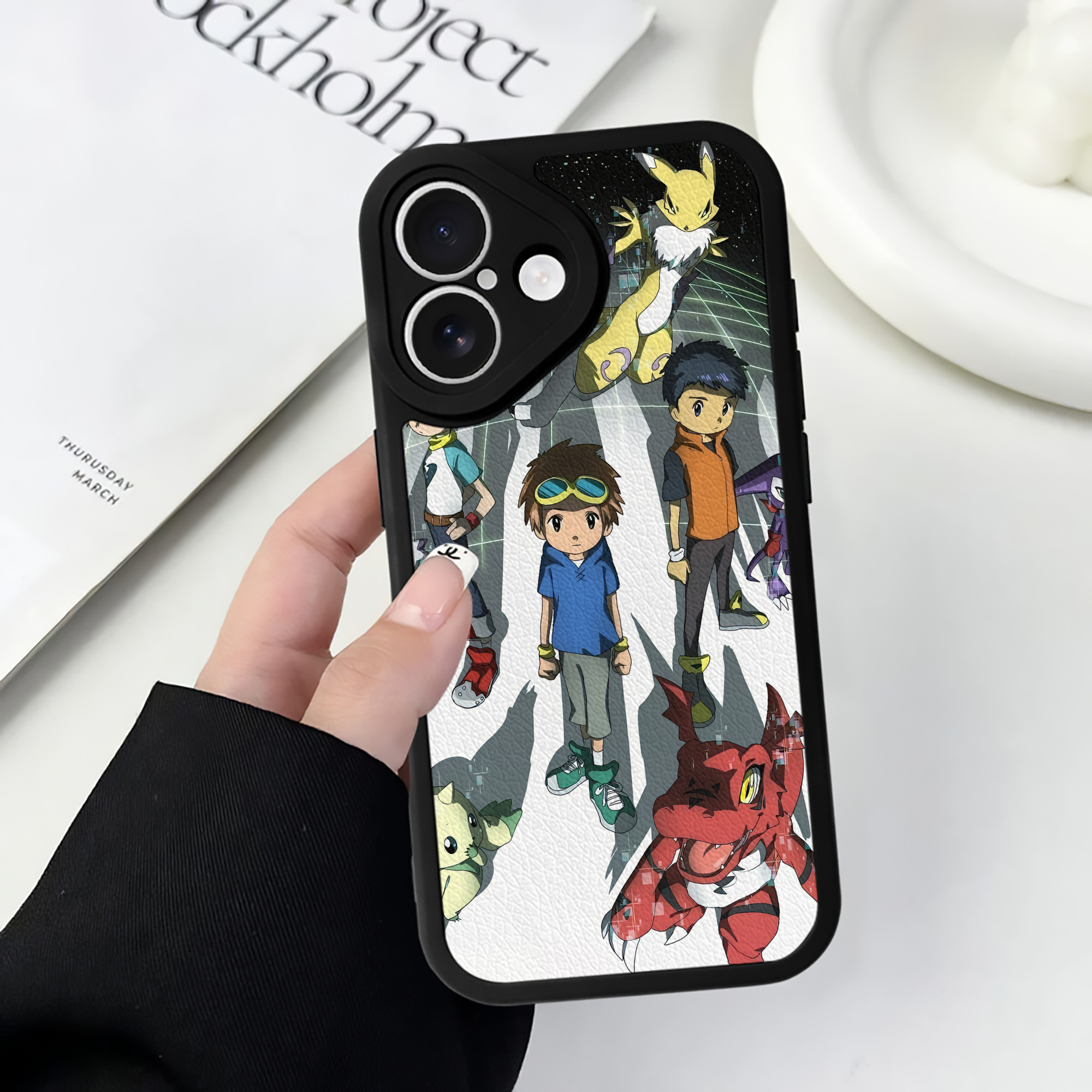 （画像用） Digimon デジタルモンスター/デジモン 【iPhone 16シリーズ対応】シリコンスマホケース（レザー調） 材質：シリコン